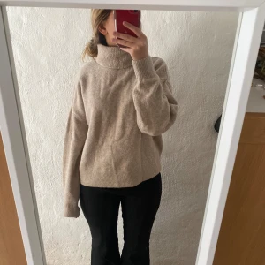 Stickad tröja - Stickad tröja med polokrage från H&M 🥰🥰