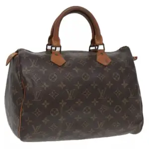 Louis Vuitton Speedy 30. Ett måste i väskkollektionen! Bra storlek för både vardagsbruk och resor. Perfekt att använda som skol-/arbetsväska. Speedy ger en touch av lyx och stil till varje outfit. Tillverkad i den ikoniska monogramduken.