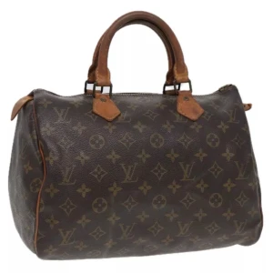 Louis Vuitton Speedy 30 - Louis Vuitton Speedy 30. Ett måste i väskkollektionen! Bra storlek för både vardagsbruk och resor. Perfekt att använda som skol-/arbetsväska. Speedy ger en touch av lyx och stil till varje outfit. Tillverkad i den ikoniska monogramduken.
