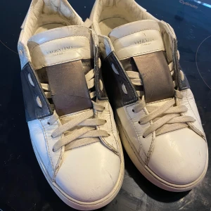 Valentino opens storlek 43 - Slitet skick men kvart att ge. Tar gärna andra skor i byte i storlek 43