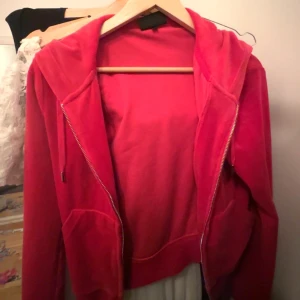 Juicy❤️ - Säljer min röda juicy tröja då jag knappt använt den❤️