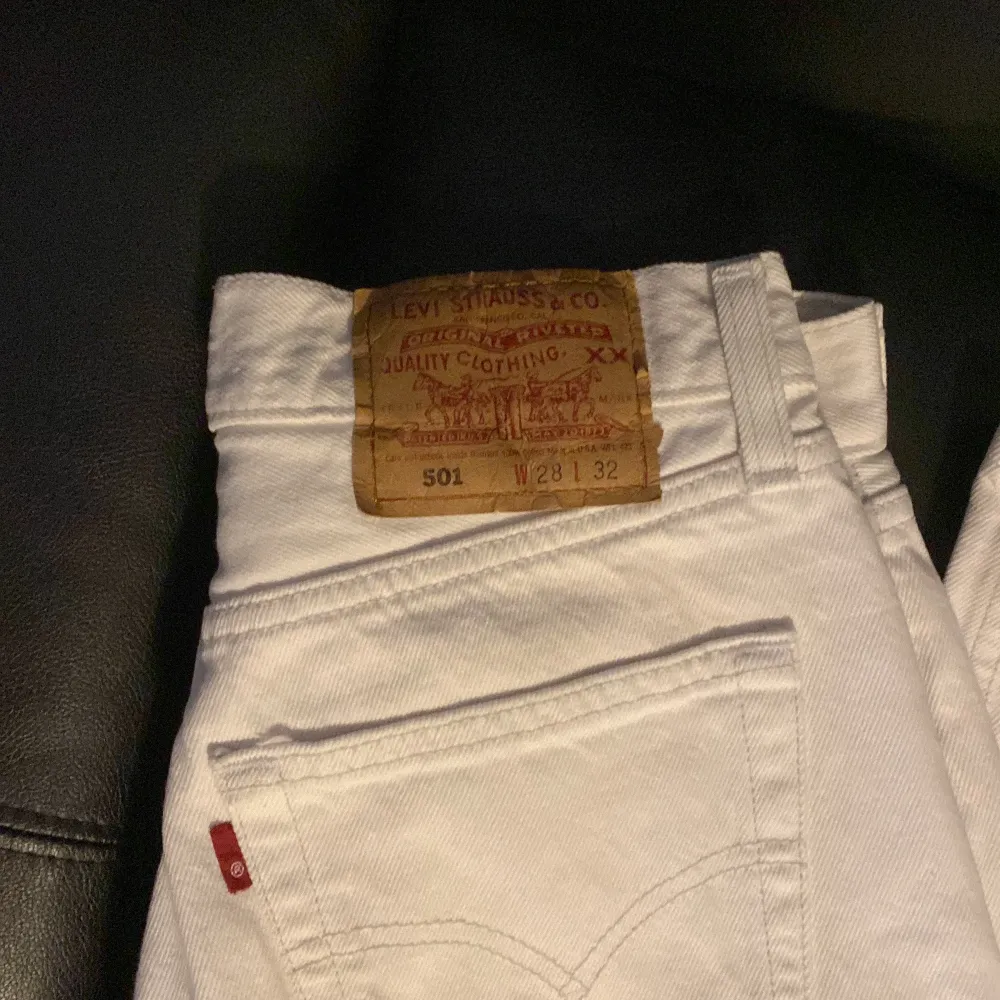 Hej säljer nu dessa fina vita levi’s jeans på grund av att de är förstora. Nästan som nya.  Hör av er för mer information . Jeans & Byxor.