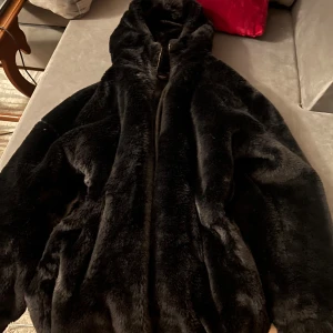 Fluffig jacka  - Svart fluffig jacka som är i bra skick. Passar bra till det kalla vädret och är så mysig