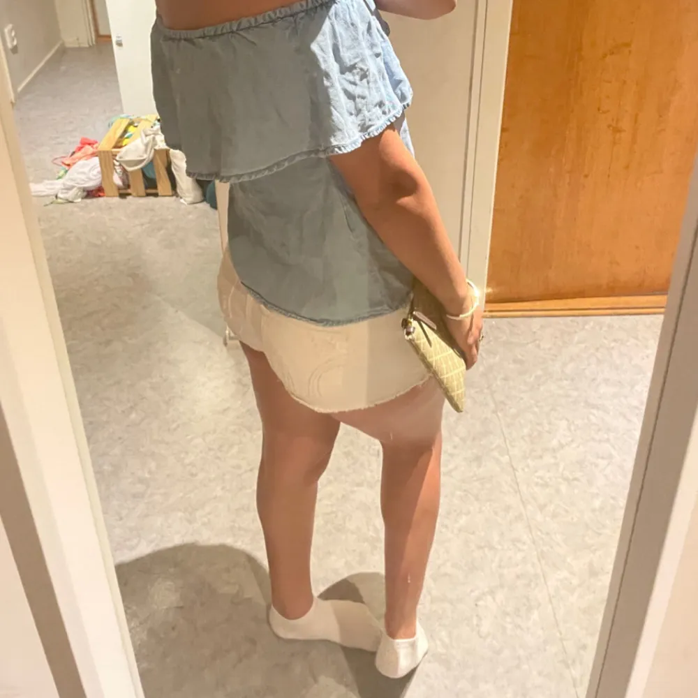 Jätte snygga vita hollister shorts, väldigt Lågmidjade och har snygga fickor!💕. Shorts.