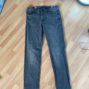 Jack&jones jeans - Fina mörk grå jeans, har vuxit ur dom därför säljer jag dom 