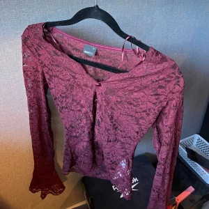 Spetstopp från Gina  - Vinröd spets topp från Gina. Volang vid ärmarna.  Helt oanvänd då den inte passade 💗