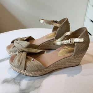 Tommy hilfiger klackar - Superfina kilklackar från Tommy Hilfiger i storlek 37😍 dom är använda men i bra skick!💞 klacken är ca 6 cm