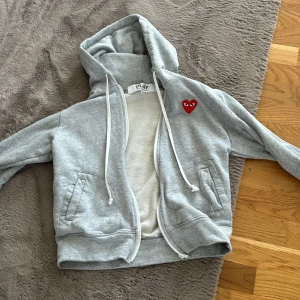 Comme des garcons (cdg) hoodie  - Den har inga skador inga fläckar alltså i princip som ny den är äkta använd typ tre gånger men den passade inte mig 