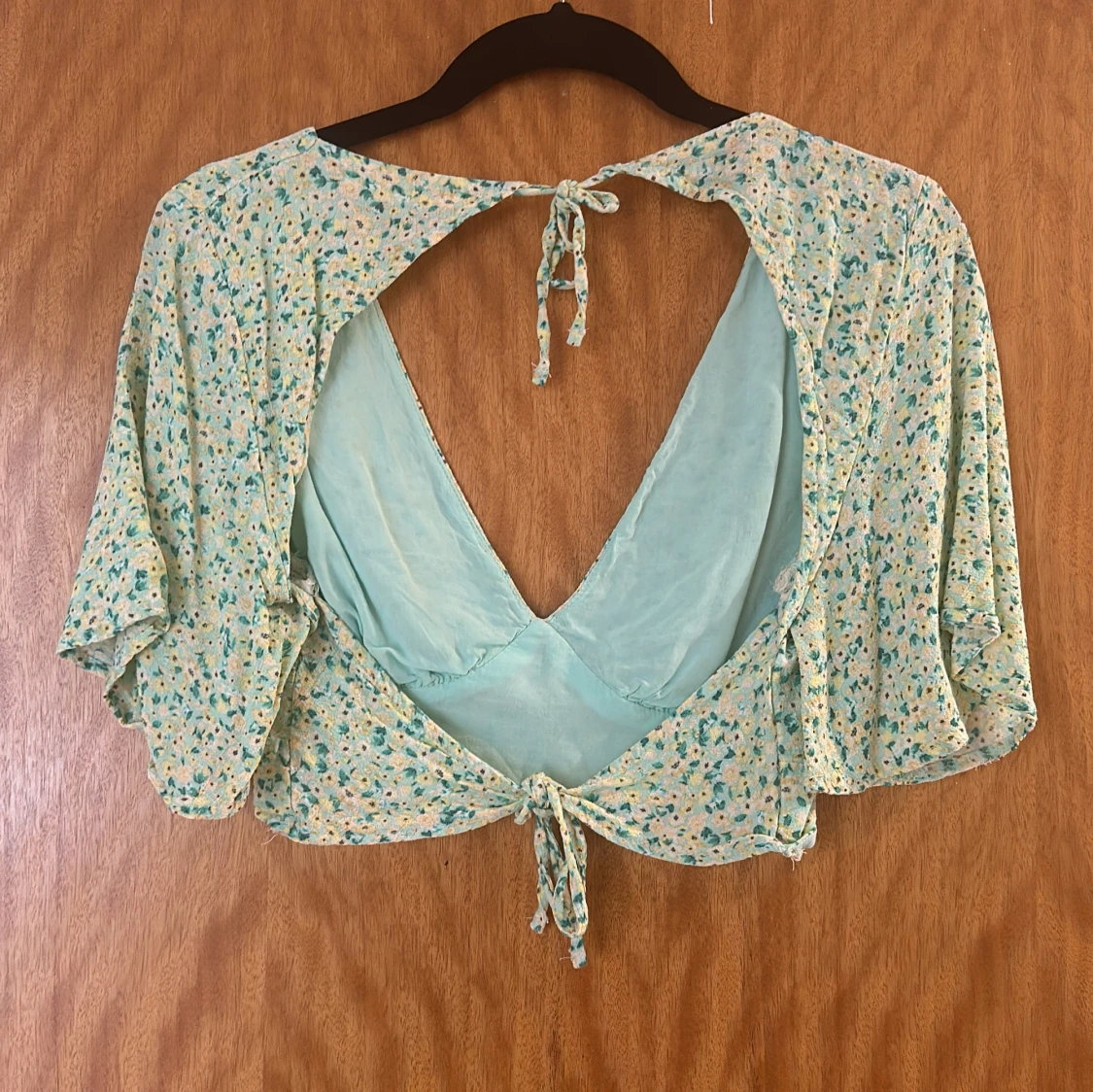 Blommig croppad topp med knytband - 90