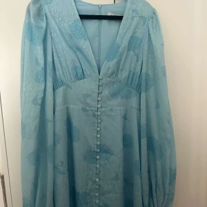 Adoore klänning - Säljer nu min fina adoore klänning pga för stor. Den är helt ny!