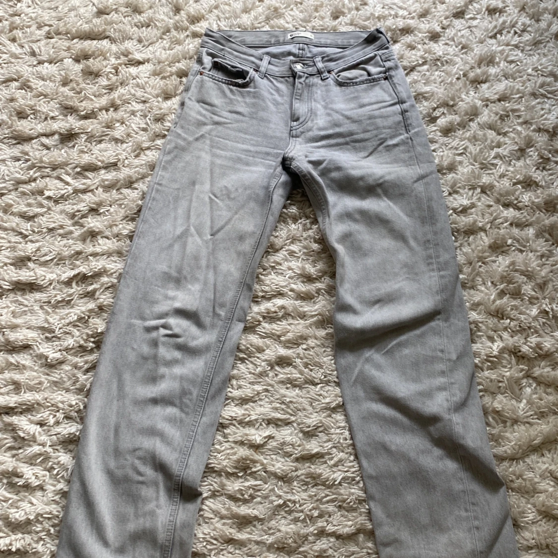 Gråa jeans från Gina  - 91