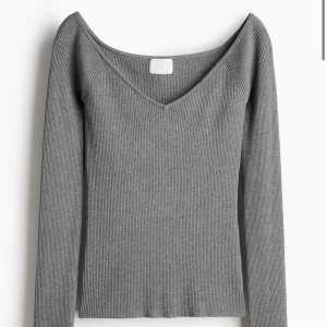 Lång grå tight tröja - Väldigt fin tröja men tyvärr var den för liten och har tappat bort kvittot, har aldrig används lappen är fortfarande på. Super fin och mysig till hösten. Köpt från hm i st S