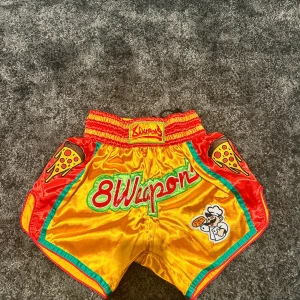 8 Weapons Muay Thai shorts - Snygga och relativt oanvända thaiboxningshorts från 8 weapons