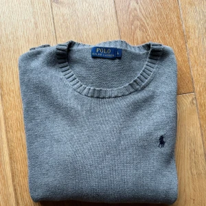 Ralph lauren stickad tröja - Väldigt snygg stickad Ralph lauren tröja, perfekt till vintern
