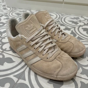 Adidas Gazelle  - Säljer nu mina unika och sällsynta Adidas Gazelle som verkligen funkar till alla outfits ~ Strlk 43 1/3 ~ Färg: Beige ~ Skick: 8/10 ~ Mitt pris: 589 ~ Bara att höra av er om ni har nåra frågor!!🤝🏼🙌🏼