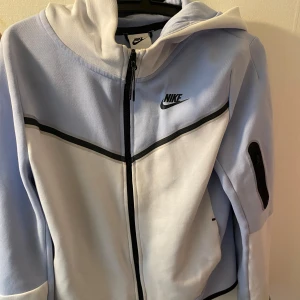 Nike tech - Barnstorlek 158-160/ XL  Men passar mig som vanligtvis använder xs/s  Köpt för 850 . Är lite fläckig längst armarna men ska se om det går bort i tvätten. Skulle kunna skicka en bild på det efter om något skulle vara kvar🤗