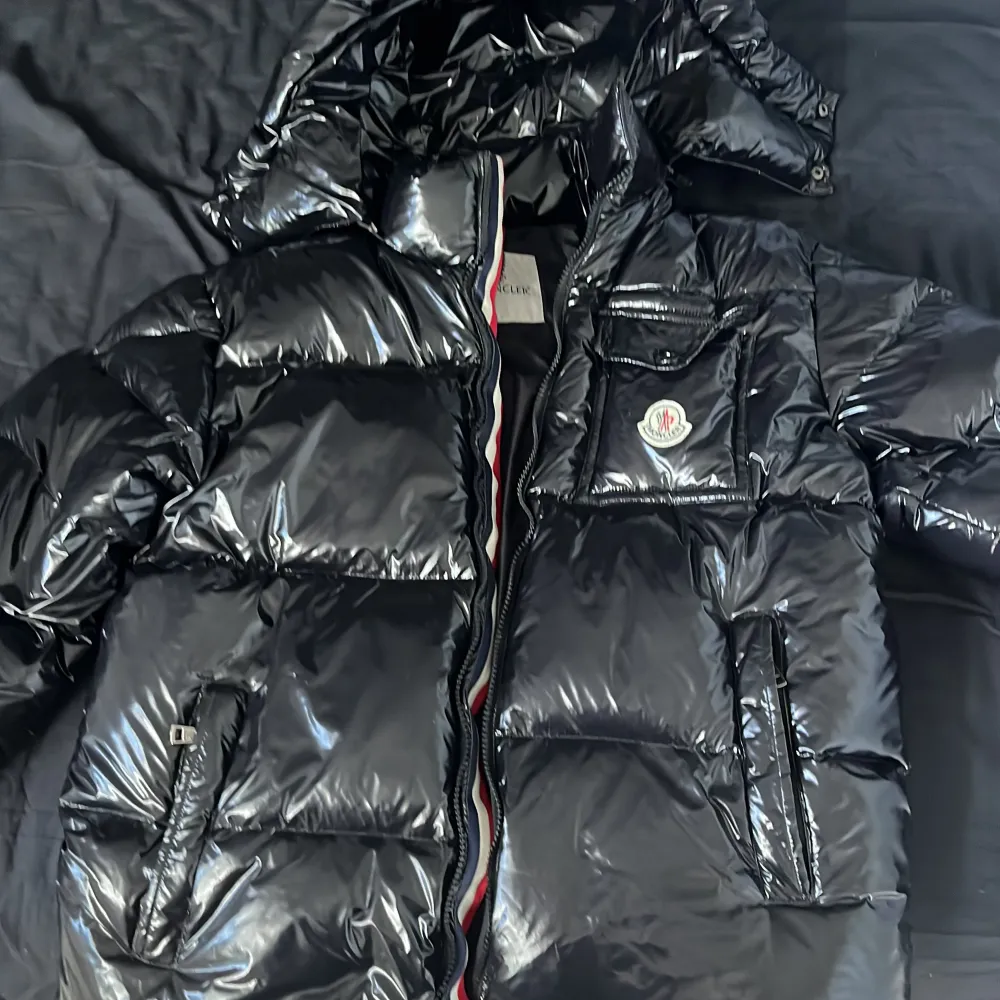 Moncler montbeliard storlek S skick som ny. Jackor.