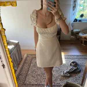 Vit klänning från Zara - Superfin vit klänning från Zara med öppen rygg🫐🫐den är i strl L men är liten i storleken så sitter mer som en M. I princip i nyskick dock så är det en pytteliten prick framtill på bysten men ingenting man tänker på