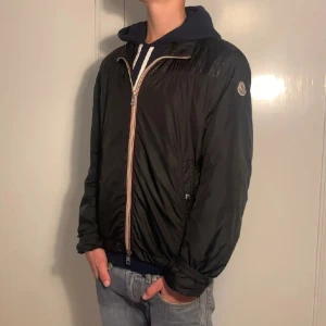 Moncler jacka - Moncler PORTNUEF GIUBBOTTO │ Gott skick. Helt äkta och sälja för ett otroligt pris då jag vill få sålt den så fort som möjligt, hör av er vid funderingar!