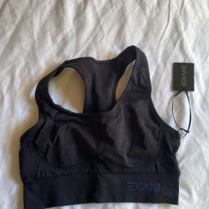 En helt ny sport-bh  - En helt ny sport-bh med prislappen kvar. Hör gärna av dig för mer frågor 🥰