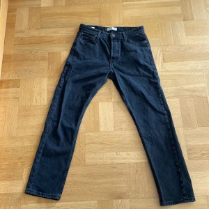 Svarta Jack & Jones jeans, Loose chris - Säljer byxorna för att jag växte ut dem och jag hann knappt använda dem så dem är nästan helt oanvända. Dem är riktigt sköna och riktigt snygga!👍Bra skick!