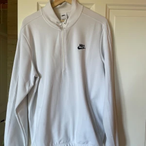 White Nike Zip - Clean white nike zip i bra skick. storlek L. Väldigt bra skick inga defekter eller liknande