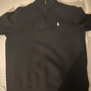 Polo Ralph lauren half zip hoodie - En svart Ralph lauren half zip hoodie | skick : 8,5/10 - storlek: M - nypris: 2000 - mitt pris: 550 - skriv för fler frågor eller funderingar👍 pris kan diskuteras 