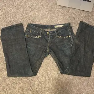 Superfina vintage lowwaist bootcut replayjeans i storlek W26 Innerbenslängd: 71 cm Midjemått: 37 cm tvärs över Skriv för fler bilder och priset kan diskuteras