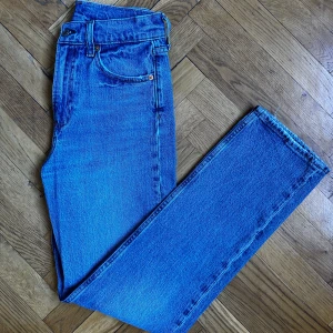 GAP Jeans - Sky high straight - Blå jeans. Klassiska raka ben med hög midha. Jag är 172 cm och de blir full längd på mig.  1% elastan.  Använd endast en säsong. Mycket bra skick. 
