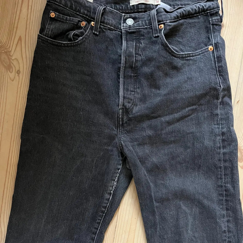 Svarta levis jeans strlk 30💕, hög midja, fint skick förutom ett litet hål på knät som syns på bild 4💕 nypris 1349, köpa på carlings, ge gjärna prisförslag. Jeans & Byxor.