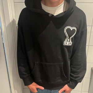 Ami Pari hoodie - Mycket bra skicka inga fel alls, storlek M, hör av dig vid en fråga byten kan vara intresserant. Man får med snörena till luvan.
