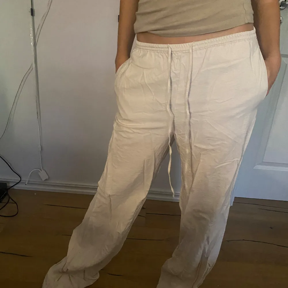 Jätte fina linne byxor säljer pga att dem är för stora och långa. Men dem har en liten fläck på inte lår💞. Jeans & Byxor.