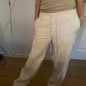 Linne byxor - Jätte fina linne byxor säljer pga att dem är för stora och långa. Men dem har en liten fläck på inte lår💞