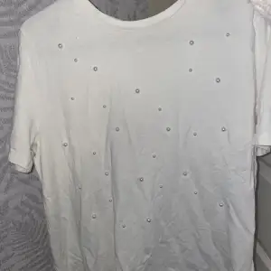 Säljer denna t-shirt med pärlor från h&m i strl S☺️bra skick och knappt använd