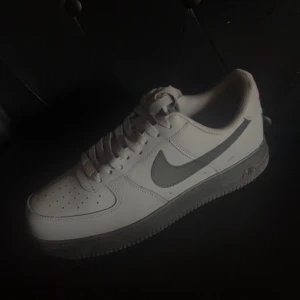 Nike airforce 1 - Hej  Säljer dessa skor eftersom dem inte passar  Köpta för 2 veckor sedan  Storlek 42,5  Pris kan diskuteras 