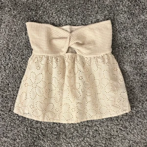 Topp - Söt topp från shein, använd cirka 5 gånger, nyskick💗