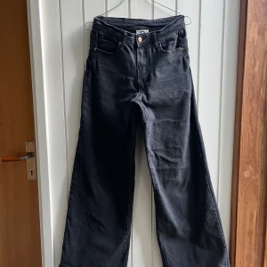 Jeans från I dig denim - Svarta vida jeans i stretch i storlek XS. Lite större i storleken så passar S-M mer. Från I dig denim. Nypris 1099, Pris kan diskuteras💓