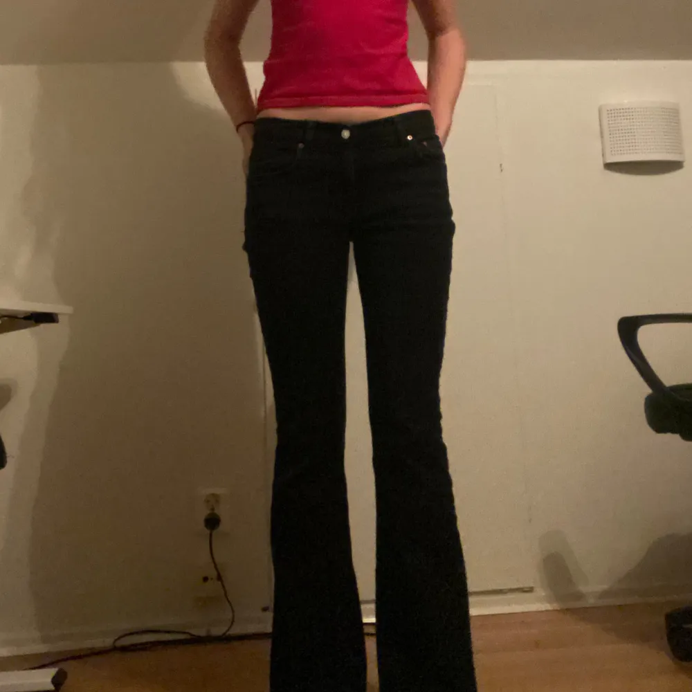 Säljer dessa lågmidjade bootcut/flared jeans då de inte används. De är från Gina Tricot och i jättebra skick🫶🏼. Farkut & Housut.