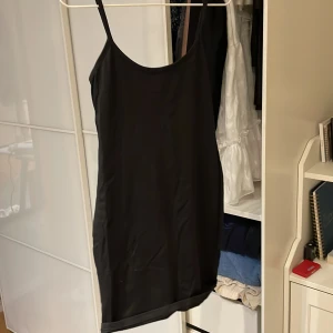 Klänning  - Mycket kort svart klänning från NA-KD. Ej använd. Är i storlek M, men faller mindre i storlek. 