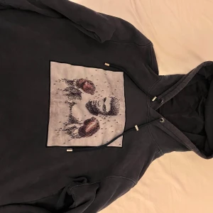 Limitato muhammed ali limited edition Stl M Väldigt sällsynt - Bra skick om man bortser ifrån märket på den högra ärmen som man kan se på bild 3 och bild 4 visar en helhetsbild för att vissa att de inte är tydligt och inget man tänker på. Väldigt sällsynt