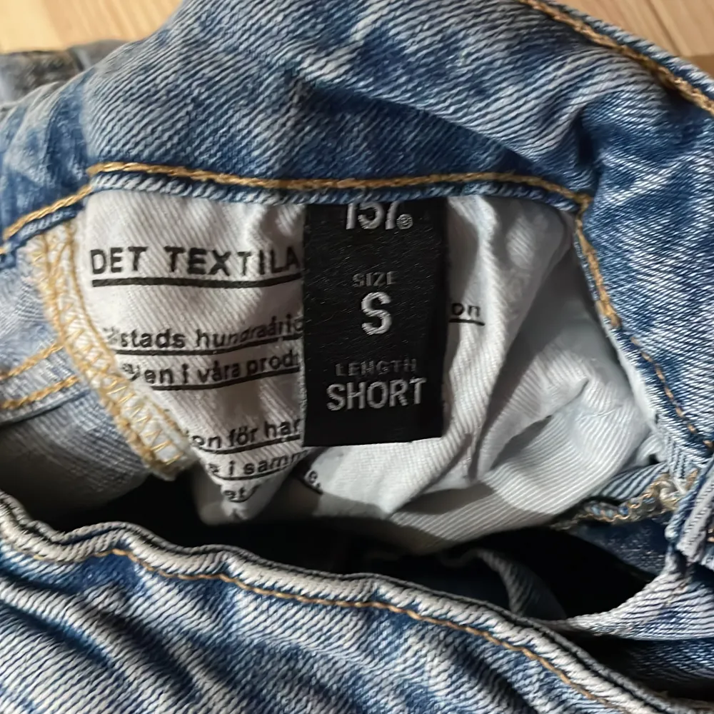 Knappt använda, gillar hur de sitter väldigt mycket men har tyvärr blivit för korta. Farkut & Housut.