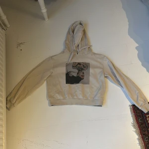 Ariana Grande 🤗 - En tjocktröja  Från H&M