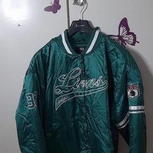 Jacka - Den har bara används ungefär 2 gånger och är i mycket bra skick. Pris i butik är 250kr