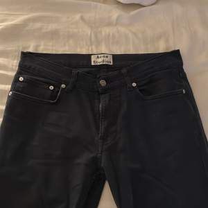 Ett par acne jeans i färgen mörkblå! Storlek 31/32 i riktigt bra skick!