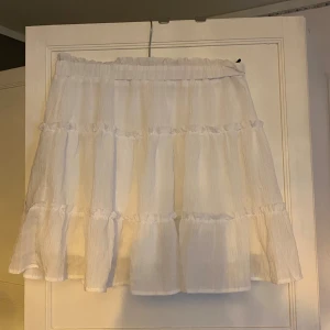 vit volang kjol - söt vit volang kjol! storlek XS/S och i mycket bra skick❣️⭐️
