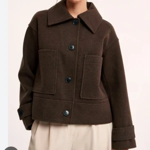 Brun jacka/kappa  - Fin brun jacka från Kappahl i xs. Använd och lite nopprig på vissa ställen, men i fint skick annars 💓 350kr+frakt 💘