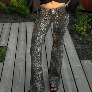 Leopard jeans  - Säljer dessa super fina leopard jeans från Nelly 💓