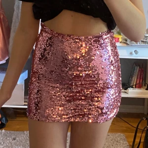 Paljett kjol  - Rosa paljettkjol, kort i modellen, använd 1gång så nu skick, inga skador