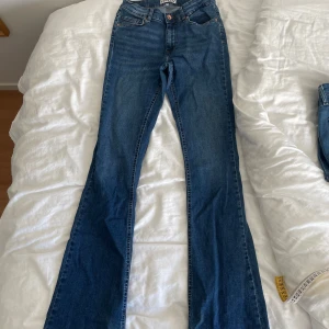 ONLY flare jeans!!  - Supersköna och stretchiga så sitter väldigt fint på