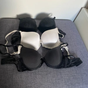 Bh - Säljer dessa bh-ar då de är för stora för mig (inte använda på några år så tvätta helst innan). Den vita har lite defekter (se bilder) och de svarta har ej några defekter. 1 för 30kr 2 för 40 och alla för 55kr. Alla är storlek 75B.